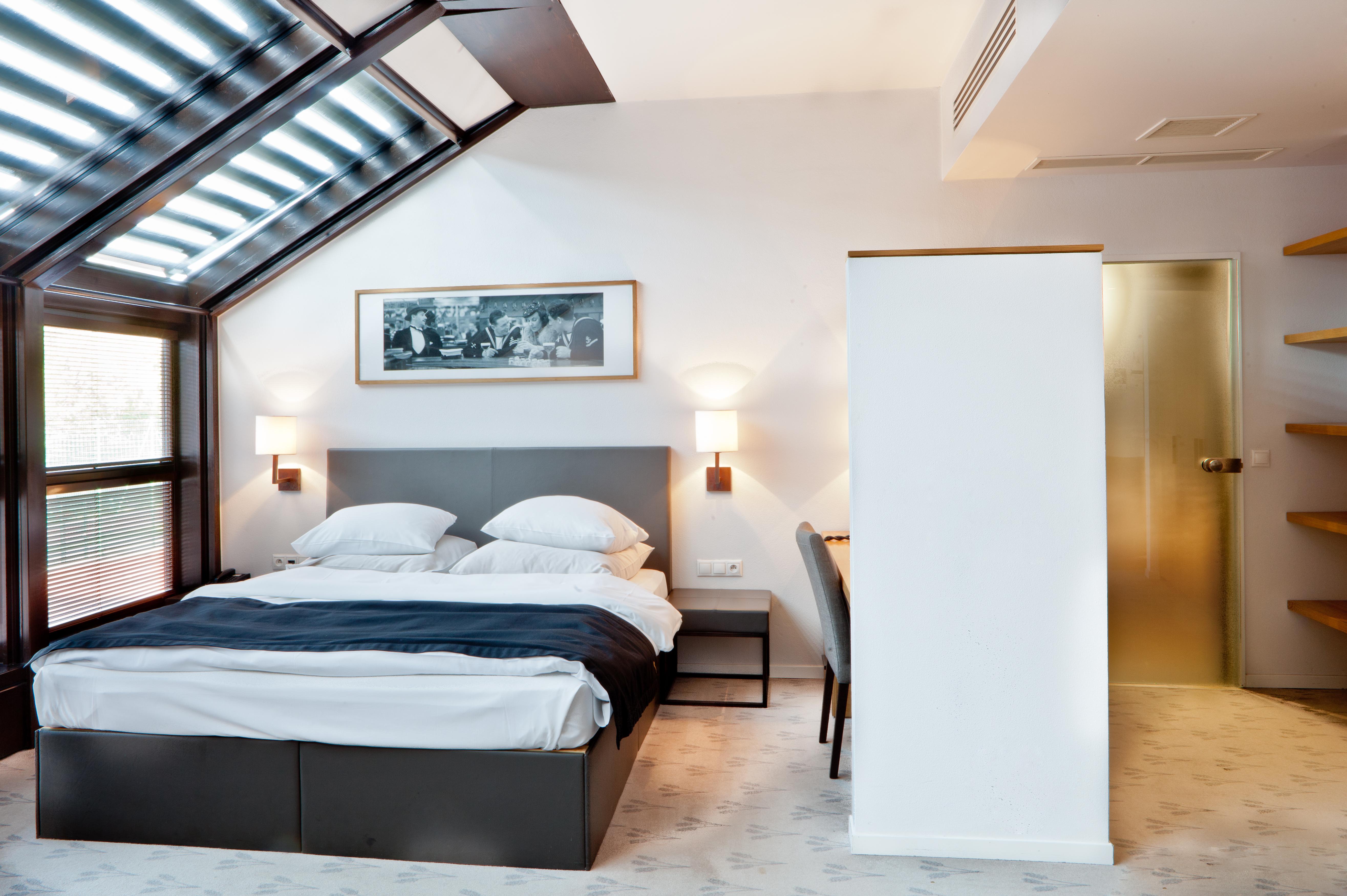 Great Polonia The Granary La Suite Hotel Wroclaw Luaran gambar A sliding door