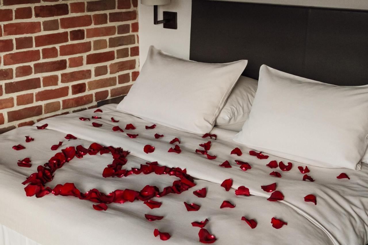 Great Polonia The Granary La Suite Hotel Wroclaw Luaran gambar Rose petals on a bed