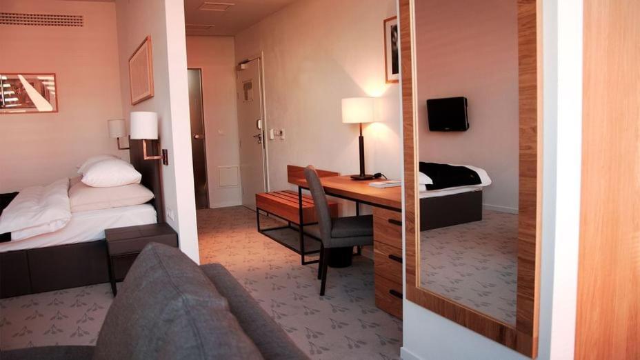 Great Polonia The Granary La Suite Hotel Wroclaw Luaran gambar A room at the hotel